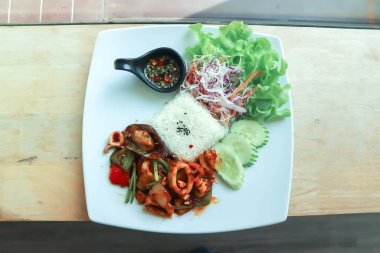 Kızarmış kalamar ve midye, pilav ve sebze, baharatlı kalamar ve midye.