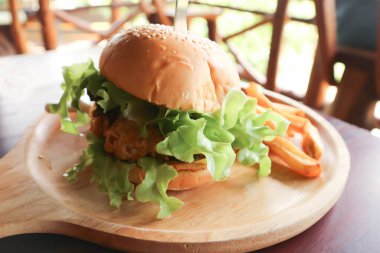 Hamburger, tavuk burger ya da hamburger, tepside tavuklu çörek.