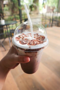 Çikolata ya da buzlu çikolata, buzlu hindistan cevizi ya da moka kahve.