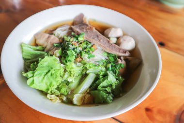 Erişte, sığır çorbası ya da erişte.