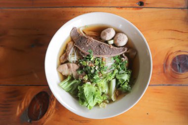 Erişte, sığır çorbası ya da erişte.