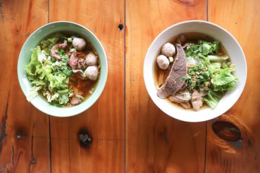 Erişte, sığır çorbası ya da erişte.