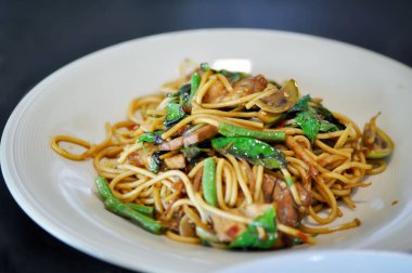 Spagetti, domuz spagetti ya da baharatlı spagetti.