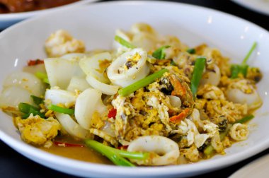 Kızarmış kalamar, yumurta ve sebzeli kızarmış kalamar.