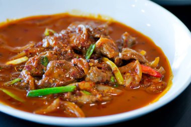 Kızarmış domuz eti ve kırmızı köri ya da kırmızı körili kızarmış et.