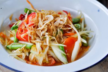 Papaya salatası, som tam veya baharatlı karides salatası veya tatlı su karides salatası.