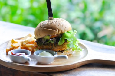Hamburger, tavuk burger ya da hamburger, tavuklu çörek ve patates kızartması.