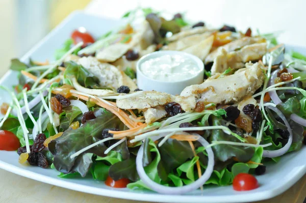 Sallad Kycklingsallad Eller Kycklingsallad Och Grönsakssallad För Servering — Stockfoto