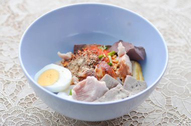 Erişte ya da Çin eriştesi, sade erişte ya da servis için çorba olmayan erişte.