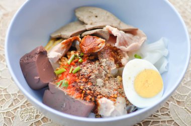 Erişte ya da Çin eriştesi, sade erişte ya da servis için çorba olmayan erişte.