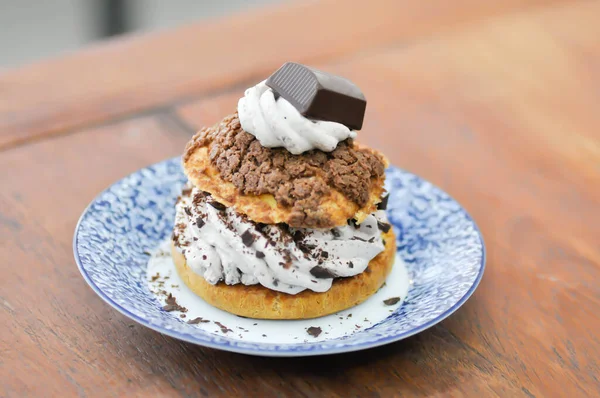 Pão Choux Pastelaria Com Cobertura Chocolate Eclair Para Servir — Fotografia de Stock