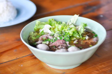 Erişte, sığır çorbası ya da erişte ya da Çin eriştesi ve pirinç.