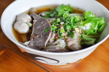 Erişte, sığır çorbası ya da erişte ya da Çin eriştesi ve pirinç.