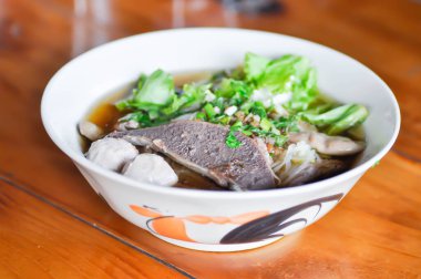 Erişte, sığır çorbası veya erişte veya Çin eriştesi servis etmek için.