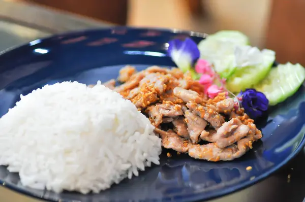 Nasi Dengan Daging Babi Goreng Aduk Dengan Bawang Putih Aduk — Stok Foto