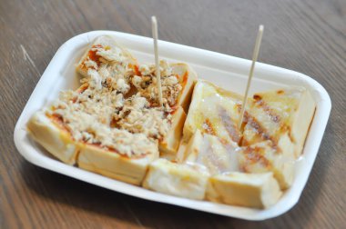 Tereyağlı tost ve kurutulmuş domuz eti, ekmek.