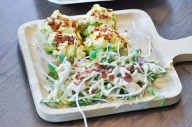 Salata ve avokado tostu, ayçiçeği filizi salatası ve domuz pastırması sosu.