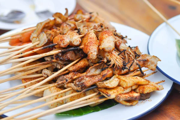 Grillat Fläsk Eller Kryddig Grillad Eller Kryddig Satay Korv Och — Stockfoto