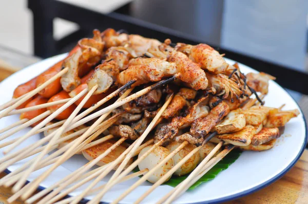 Grillat Fläsk Eller Kryddig Grillad Eller Kryddig Satay Korv Och — Stockfoto