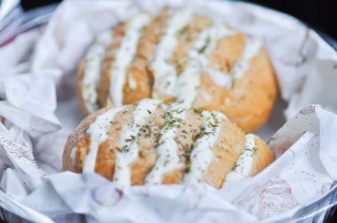 sarımsaklı ekmek ya da peynirli çörek, mozzarella peynirli çörek ya da peynirli çörek