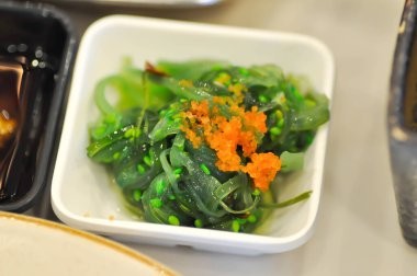 Yosun salatası veya Chuka Wakame veya susamlı yosun ve karides yumurtası.