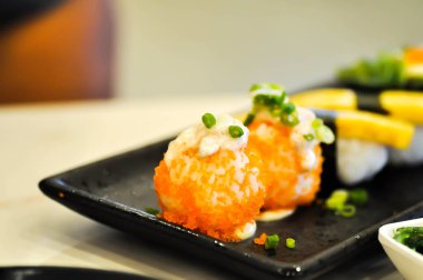 Karidesli börek ya da balıklı pilav ya da Japon dürümü ve yumurtalı börek.