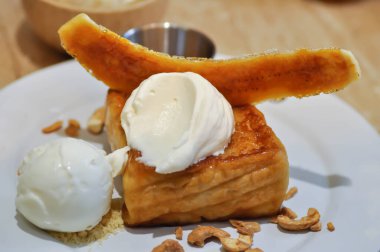 ballı tost ya da dondurma, fındıklı ve muzlu tost.