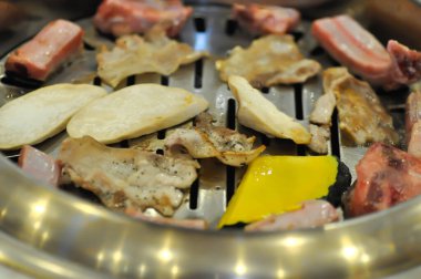 Izgara domuz eti, fırında ızgara domuz eti veya Kore fırını.