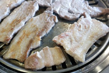 Izgara domuz eti, fırında ızgara domuz eti Kore barbeküsü ya da Kore usulü ızgara domuz eti.