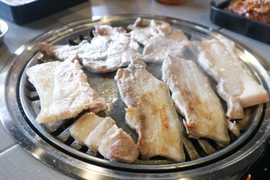 Izgara domuz eti, fırında ızgara domuz eti Kore barbeküsü ya da Kore usulü ızgara domuz eti.