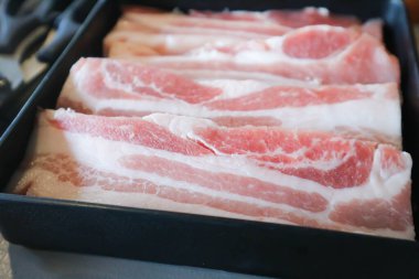 Çiğ domuz eti, dilimlenmiş domuz eti ya da et aşçısı.