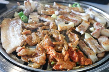 Izgara domuz eti, fırında ızgara domuz eti Kore barbeküsü ya da Kore usulü ızgara domuz eti.