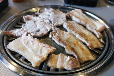 Izgara domuz eti, fırında ızgara domuz eti Kore barbeküsü ya da Kore usulü ızgara domuz eti.