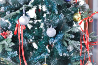 Noel ağacı ve Noel süsü, Noel günü yapay çam ağacı.