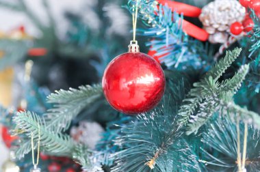 Noel ağacı ve Noel süsü, Noel günü yapay çam ağacı.