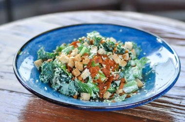 Sezar salatası ya da domuz pastırmalı sebze salatası.