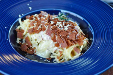 makarna ya da makarna ya da spagetti ya da domuz pastırması soslu makarna.