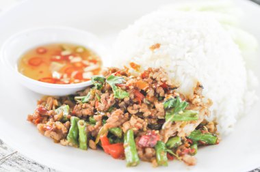 Pirinç tepesinde tavada kızartılmış domuz eti ve fesleğen, Tay gıda, Asya gıda ile