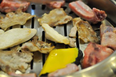 Izgara domuz eti, fırında ızgara domuz eti veya Kore fırını.