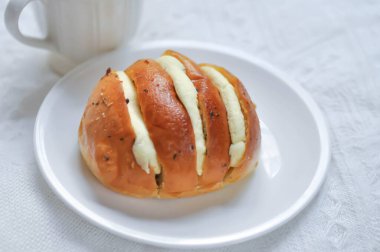 Peynirli çörek, krem peynirli sarımsaklı ekmek ya da Kore krem peynirli sarımsaklı çörek ya da krem peynirli sarımsaklı çörek.