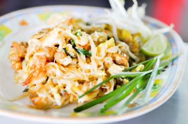 Kızarmış nooddles shirmps ile karıştırın