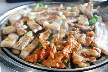 Izgara domuz eti, fırında ızgara domuz eti Kore barbeküsü ya da Kore usulü ızgara domuz eti.