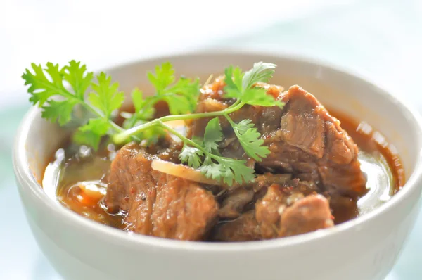 Kuzey Tay tarzında domuz curry ile sarımsak domuz eti güveç 