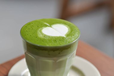 yeşil çay ya da matcha latte, matcha yeşil çay latte, servis için süt yeşil çay