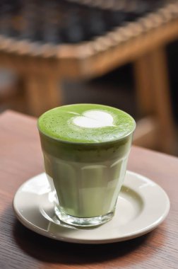 yeşil çay ya da matcha latte, matcha yeşil çay latte, servis için süt yeşil çay