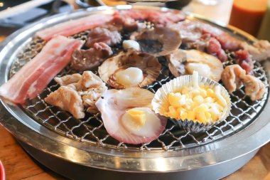 Izgara domuz ve ızgara deniz yosunu, fırında ızgara domuz eti ya da Kore barbeküsü ya da chacoal brrazier.