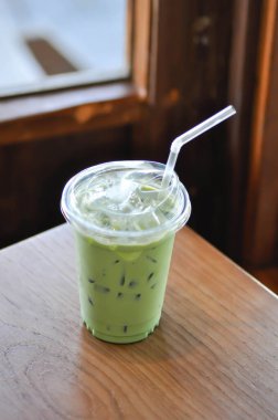 Buzlu yeşil çay, buzlu yeşil çay latte ya da buzlu kibrit ya da buzlu kibrit yeşil çay ya da plastik bardakta buzlu kibrit yeşil çay.
