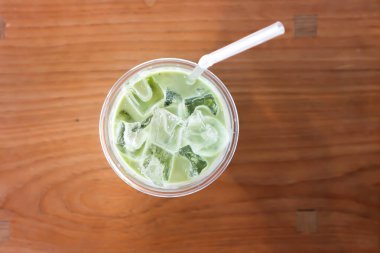 Buzlu yeşil çay, buzlu yeşil çay latte ya da buzlu kibrit ya da buzlu kibrit yeşil çay ya da plazmik bardakta buzlu kibrit yeşil çay.