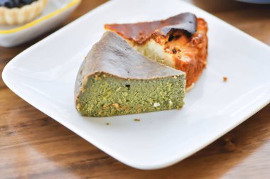 Matcha basque cheesecake veya kibrit yanmış basque cheesecake, kibrit yakılmış cheesecake veya servis için basque cheesecake
