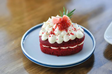 Çilekli kırmızı kadife pasta ya da bir dilim pasta ya da servis için küçük pasta.